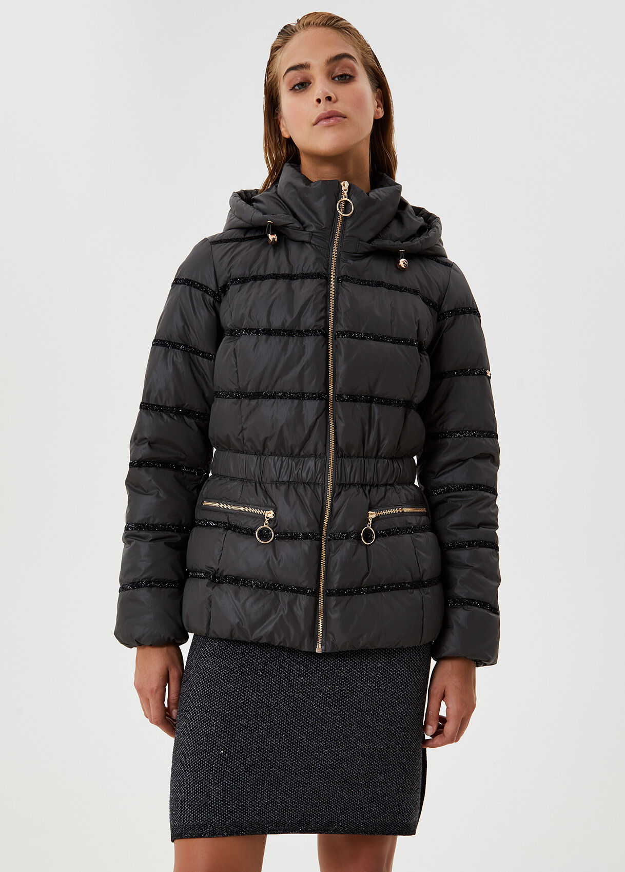 Short hooded down jacket
